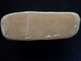 der Stein wird ja immer als rosa Ostsee-Jade bezeichnet, das es keine Jade ist sollte wohl jedem klar sein. Dies ist  auch kein Faserkalk. Ich w&uuml;rde das als rosa Ostsee-Calciumcarbonatsinter bezeichnen.